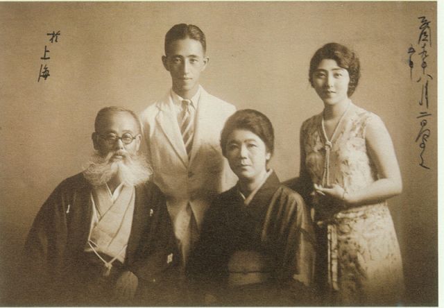 4-18、照片：梅屋莊吉一家在上海的合影.jpg