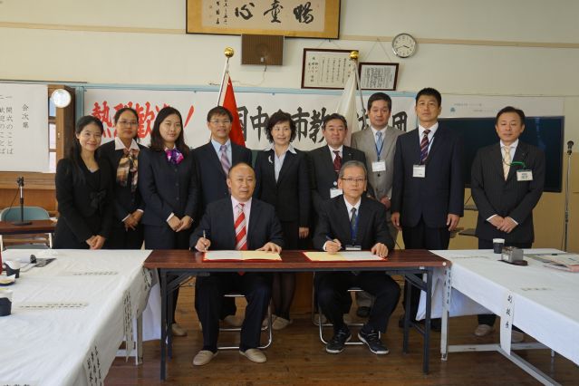 5-15 中山華僑中學與長崎市立櫻馬場中學校簽訂友好協(xié)議.JPG